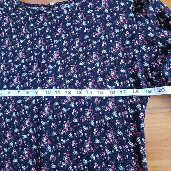 Max & Marcus Floral Cropped Blouse. Size Medium - Picture 5 of 10